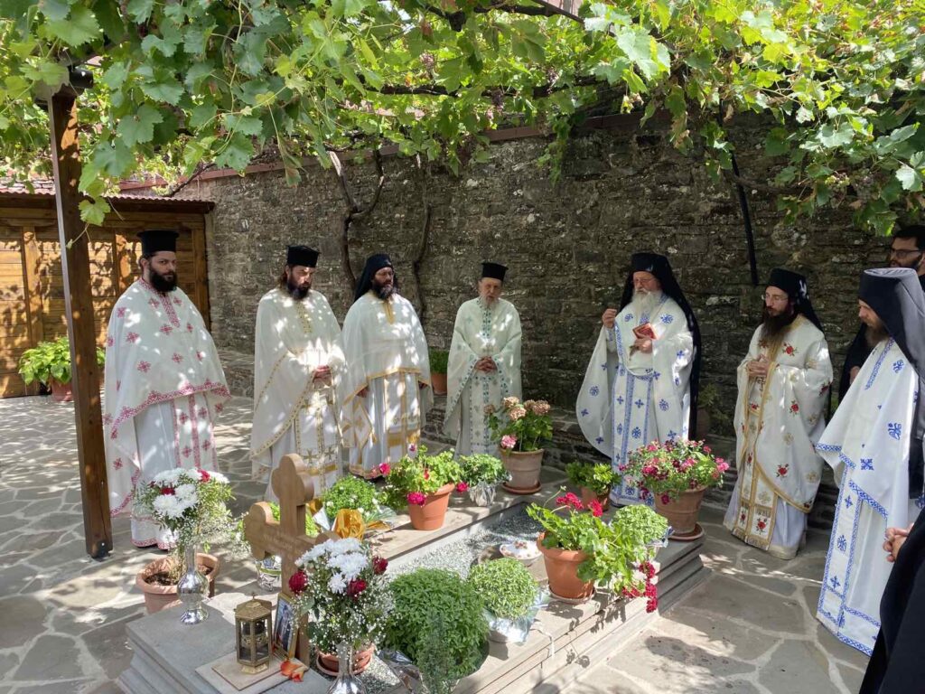 Μνημόσυνo Ηγουμένου Μονής Μολυβδοσκεπάστου Γέροντος Θεοδώρου - Adologala.gr