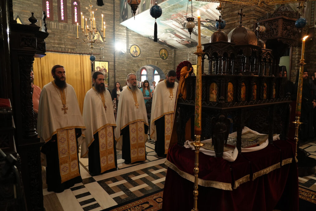 Πλήθος λαού στην Παναγία Τρικορφιώτισσα - adologala.gr