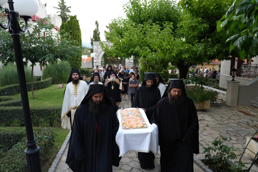 Πλήθος λαού στην Παναγία Τρικορφιώτισσα - adologala.gr