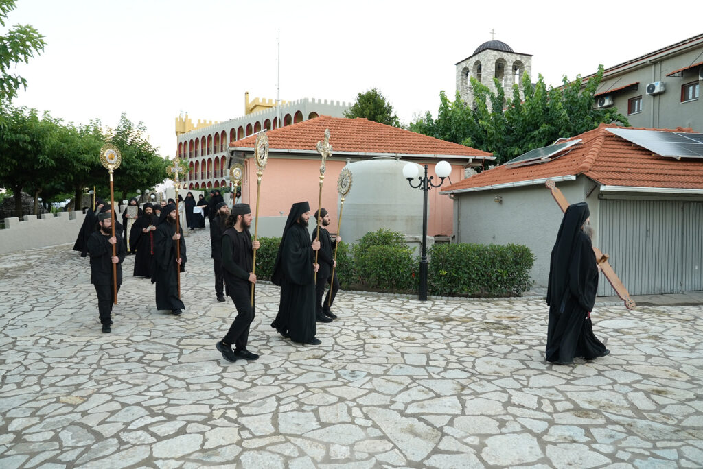 Πλήθος λαού στην Παναγία Τρικορφιώτισσα - adologala.gr