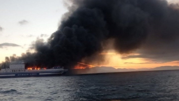 Σουηδία: Κατασβέστηκε η πυρκαγιά σε οχηματαγωγό με 300 ανθρώπους