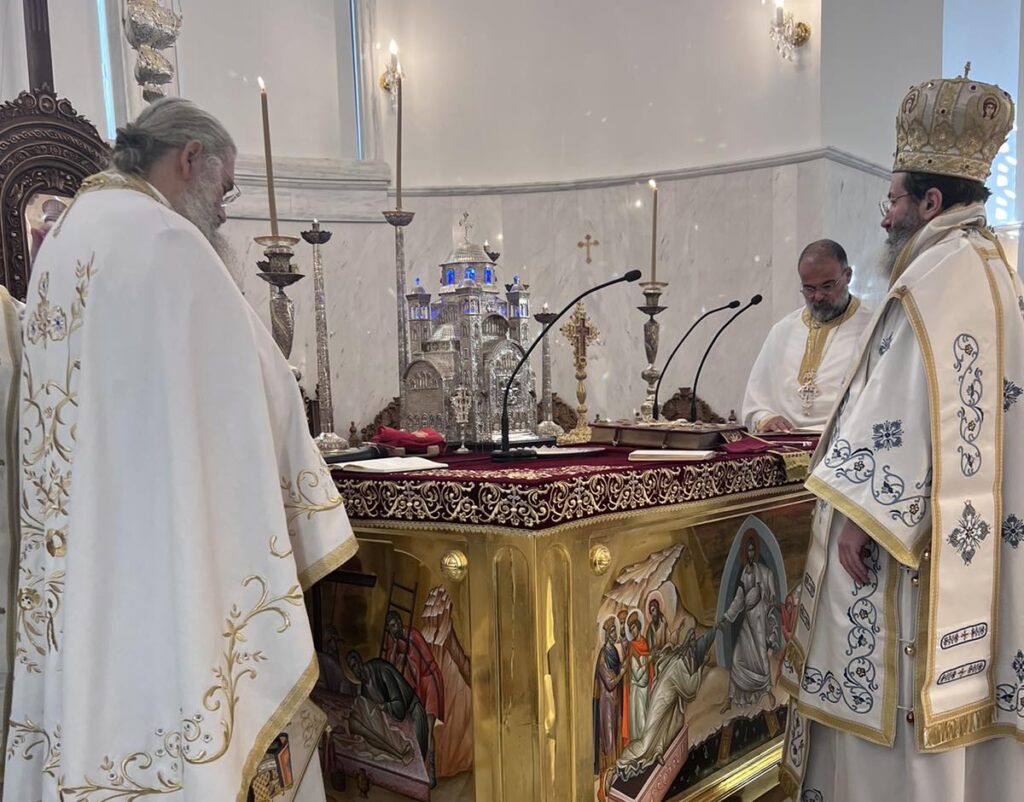 Στον Ιερό Ναό του Απόστολου Βαρνάβα λειτούργησε ο Επίσκοπος Μεσαορίας Γρηγόριος - Adologala.gr