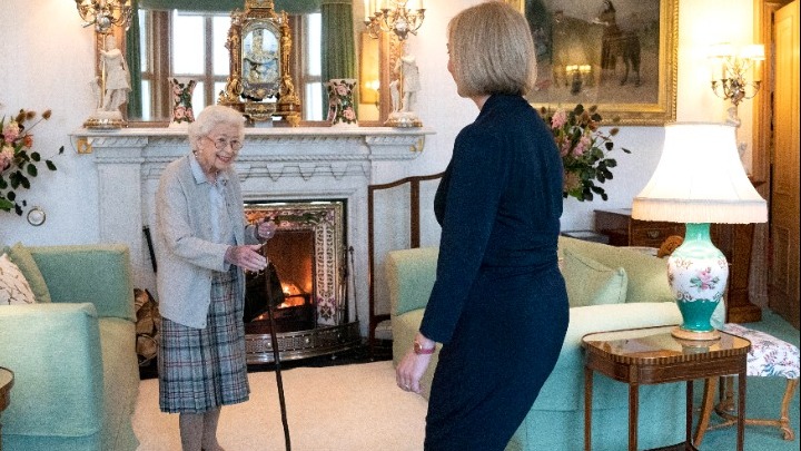 Η βασίλισσα Ελισάβετ διόρισε την Λιζ Τρας στη θέση του πρωθυπουργού