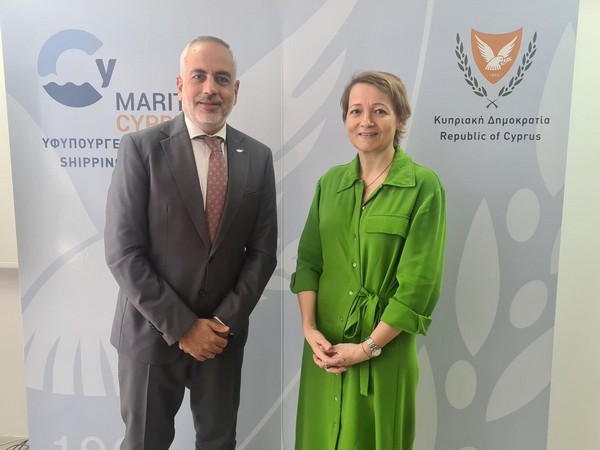 Ο Υφυπουργός Ναυτιλίας κ. Βασίλης Δημητριάδης συναντήθηκε σήμερα, Πέμπτη, 22 Σεπτεμβρίου 2022, με την Πρέσβη της Πορτογαλίας στην Κύπρο κα Vanda Sequeira. Καλωσορίζοντας την κα Sequeira, ο Υφυπουργός εξέφρασε την ικανοποίησή του για την άριστη συνεργασία μεταξύ Κύπρου και Πορτογαλίας, υπογραμμίζοντας τη βούλησή του για περαιτέρω εμβάθυνση των σχέσεων αυτών, ειδικότερα στον τομέα της ναυτιλίας και της γαλάζιας οικονομίας, τόσο σε διμερές επίπεδο όσο και στα πλαίσια της κοινής συμμετοχής τους σε Ευρωπαϊκή Ένωση και στο Διεθνή Ναυτιλιακό Οργανισμό.