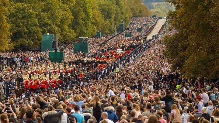 Περίπου 250.000 άνθρωποι προσκύνησαν το φέρετρο της βασίλισσας Ελισάβετ