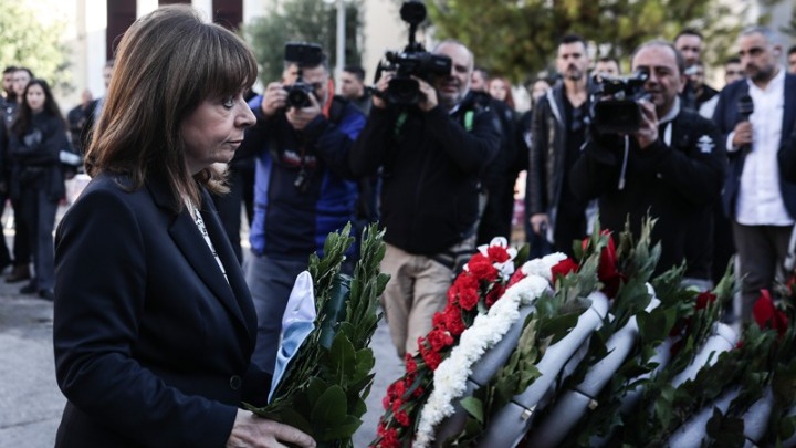 Η Πρόεδρος της Δημοκρατίας Κατερίνα Σακελλαροπούλου κατέθεσε σήμερα το πρωί στεφάνι στο μνημείο του Πολυτεχνείου