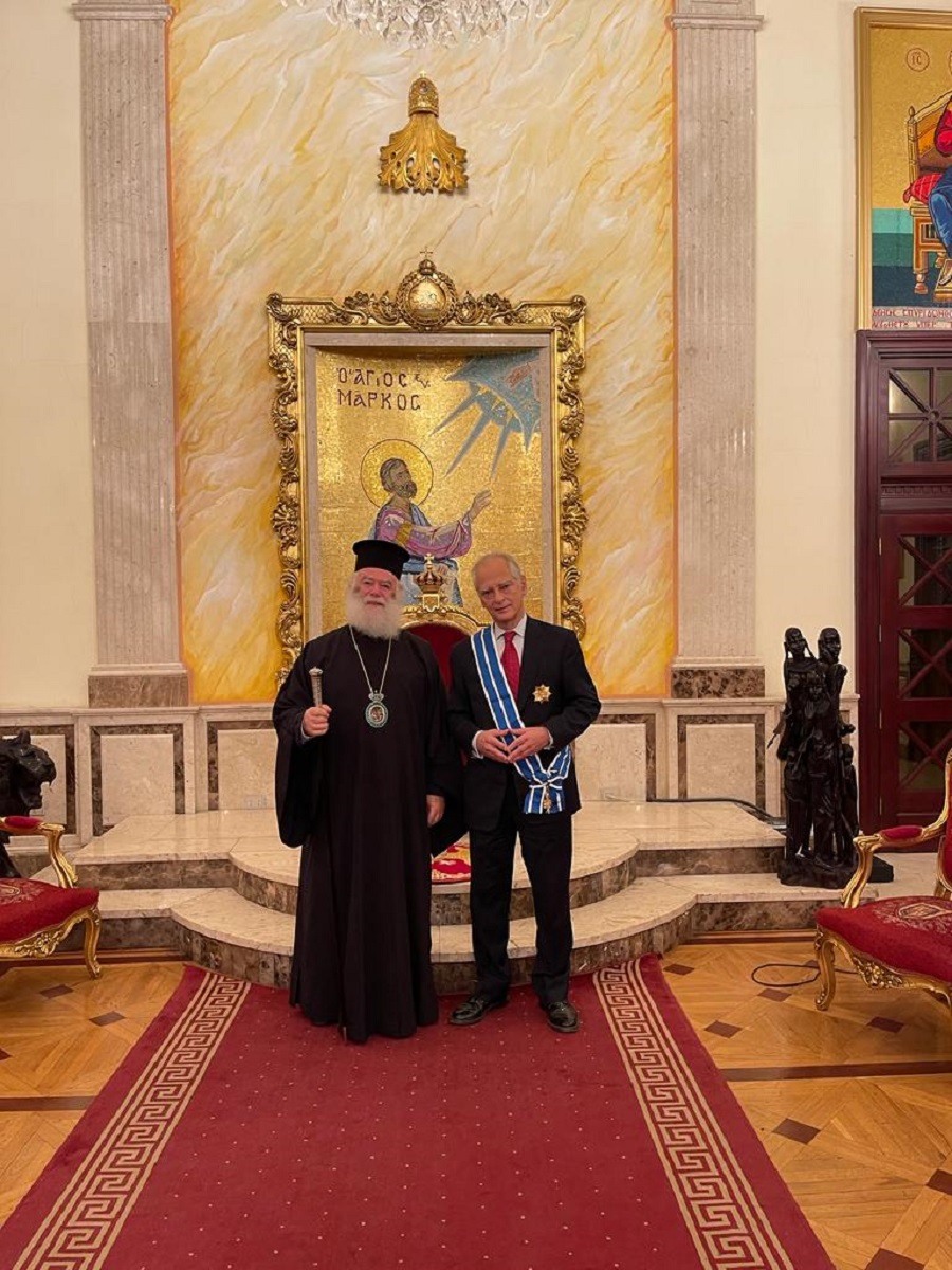 Περικόσμηση του Έλληνος Πρέσβη στην Αίγυπτο από τον Πατριάρχη Αλεξανδρείας