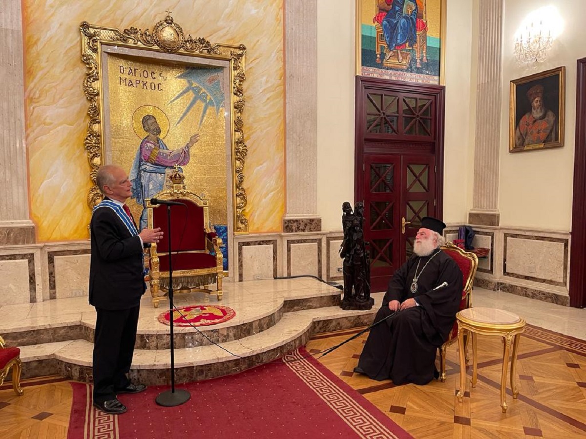 Περικόσμηση του Έλληνος Πρέσβη στην Αίγυπτο από τον Πατριάρχη Αλεξανδρείας
