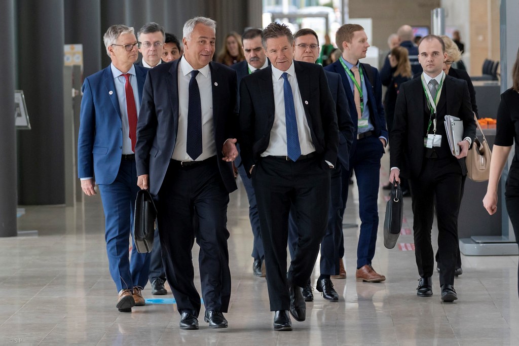 ΥΠΕΣ στην Σύνοδο του ΟΟΣΑ: Η θωράκιση των δημοκρατικών θεσμών «ανάχωμα» στην παραπληροφόρηση