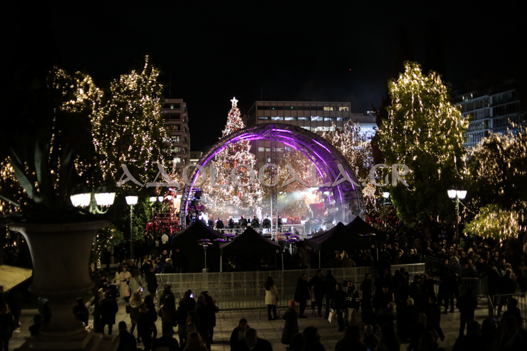 syntagma_square_news_lighting_tree_mayors_christmas_2022_athens_athina_dentro_fotagogisi_anama_lampakia_plateia_syntagmatos_adologala (15)-2