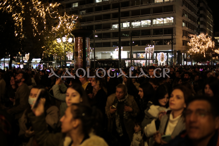 syntagma_square_news_lighting_tree_mayors_christmas_2022_athens_athina_dentro_fotagogisi_anama_lampakia_plateia_syntagmatos_adologala (15)-2