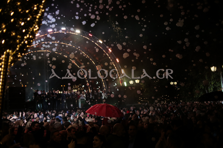 syntagma_square_news_lighting_tree_mayors_christmas_2022_athens_athina_dentro_fotagogisi_anama_lampakia_plateia_syntagmatos_adologala (15)-2