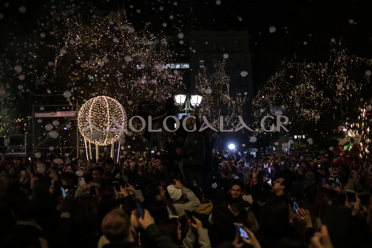 syntagma_square_news_lighting_tree_mayors_christmas_2022_athens_athina_dentro_fotagogisi_anama_lampakia_plateia_syntagmatos_adologala (15)-2