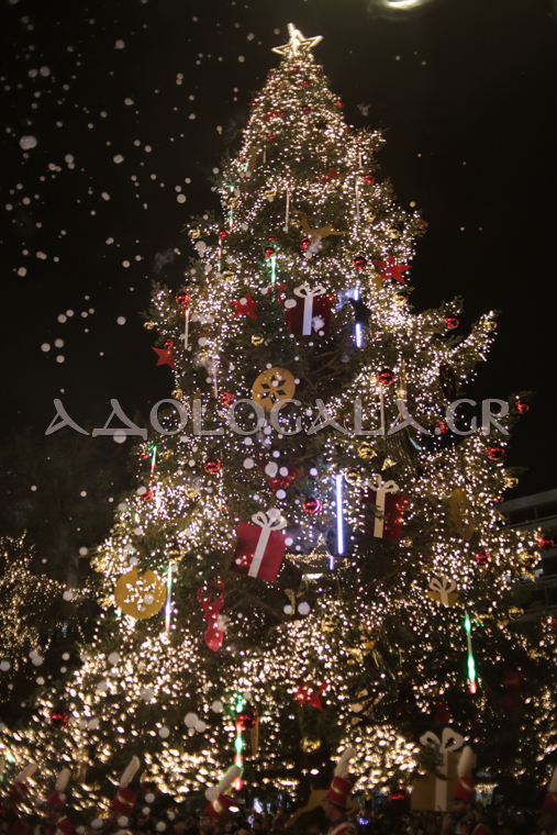 syntagma_square_news_lighting_tree_mayors_christmas_2022_athens_athina_dentro_fotagogisi_anama_lampakia_plateia_syntagmatos_adologala (15)-2