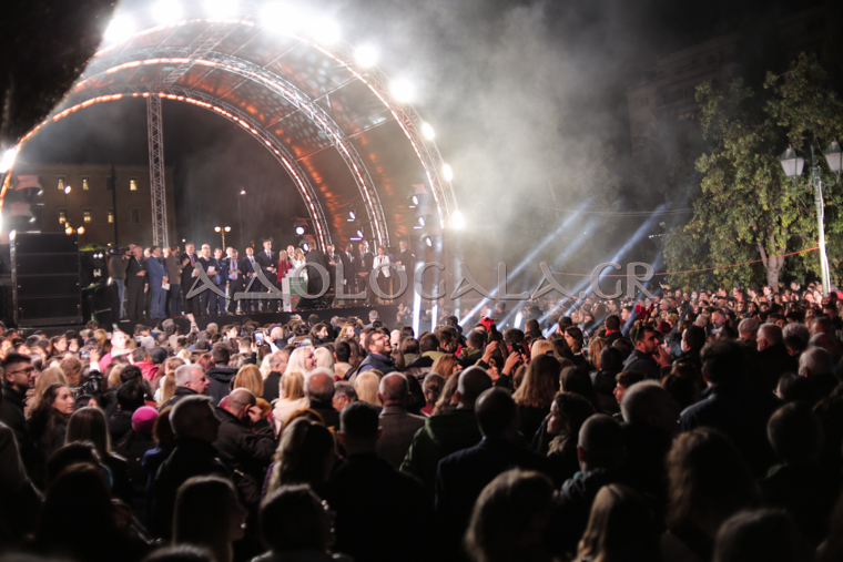 syntagma_square_news_lighting_tree_mayors_christmas_2022_athens_athina_dentro_fotagogisi_anama_lampakia_plateia_syntagmatos_adologala (15)-2