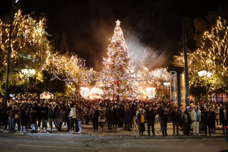 syntagma_square_news_lighting_tree_mayors_christmas_2022_athens_athina_dentro_fotagogisi_anama_lampakia_plateia_syntagmatos_adologala (15)-2