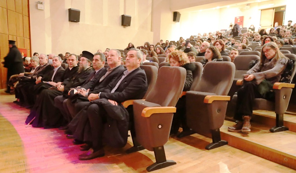 Οι νέοι της Εκκλησίας των Σερρών υποδέχονται τα άγια Χριστούγεννα