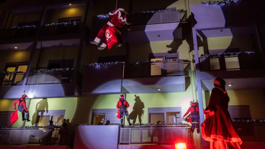 Πυροσβέστες ως Ιπτάμενοι «Αγιοβασίληδες» προσγειώθηκαν στην Ογκολογική κλινική του Νοσοκομείου Παίδων "ΕΛΠΙΔΑ"