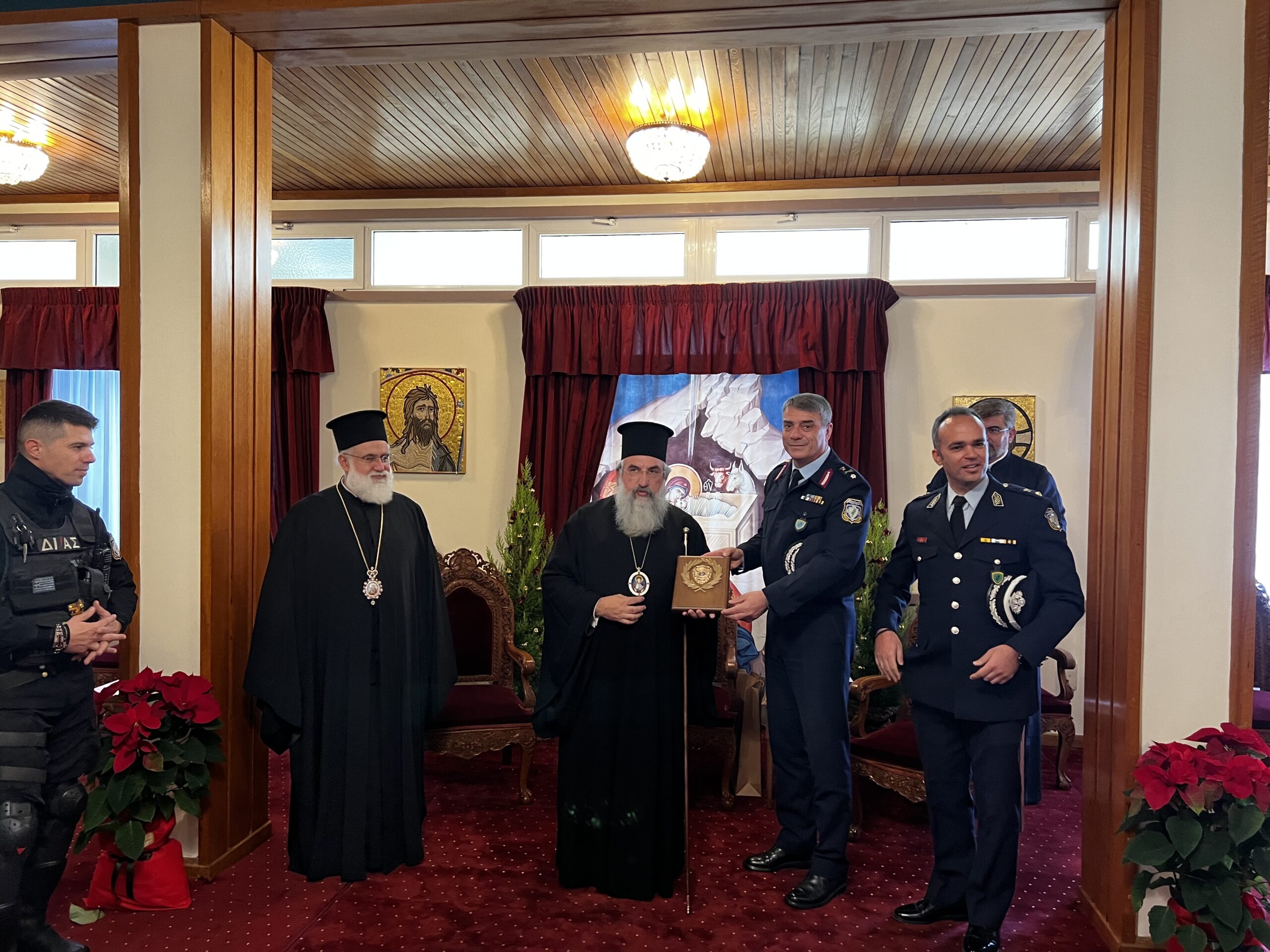 Τα Χριστουγεννιάτικα Κάλαντα έψαλλαν στον Αρχιεπίσκοπο Κρήτης Ευγένιο