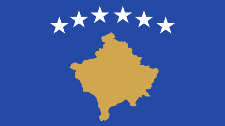 Το Κόσοβο θα υποβάλει αυτή την εβδομάδα αίτημα ένταξης στην Ευρωπαϊκή Ένωση, δήλωσε σήμερα ο πρωθυπουργός του Αλμπίν Κούρτι, μια διαδικασία που αναμένεται να πάρει χρόνια, αν όχι δεκαετίες, και εξαρτάται από την εξομάλυνση των σχέσεών του με τη Σερβία. Οι Αλβανοί, που αποτελούν την πλειοψηφία στο Κόσοβο, κήρυξαν την ανεξαρτησία από τη Σερβία το 2008 με την υποστήριξη της Δύσης μετά τον πόλεμο του 1998-1999 κατά τον οποίο επενέβη το ΝΑΤΟ. Το Κόσοβο δεν είναι μέλος του ΟΗΕ και πέντε κράτη μέλη της ΕΕ δεν αναγνωρίζουν την κρατική υπόστασή του. «Η Ευρωπαϊκή Ένωση είναι ένας τόπος ειρήνης, ασφάλειας, ισότητας και ευημερίας και γι' αυτό η θέση της Δημοκρατίας του Κοσόβου είναι σ' αυτό το κοινό σπίτι ως χώρας που αγαπάει την ειρήνη», δήλωσε ο Κούρτι στη διάρκεια συνεδρίασης της κυβέρνησης στην Πρίστινα. Πριν ενταχθεί, το Κόσβο θα πρέπει να καταλήξει σε συμφωνία με τη Σερβία για την εξομάλυνση των σχέσεων. Η ΕΕ εργάζεται ήδη για μια συμφωνία που ελπίζει ότι αμφότερα τα μέρη θα υιοθετήσουν μέσα σε διάστημα ενός έτους. Σέρβοι διαδηλωτές στο βόρειο Κόσοβο έχουν αποκλείσει τις τελευταίες ημέρες κύριες οδούς έπειτα από ανταλλαγή πυρών με την αστυνομία μετά τη σύλληψη ενός σέρβου πρώην αστυνομικού εν μέσω αυξανόμενων εντάσεων ανάμεσα στις αρχές και τη σερβική μειονότητα του Κοσόβου.
