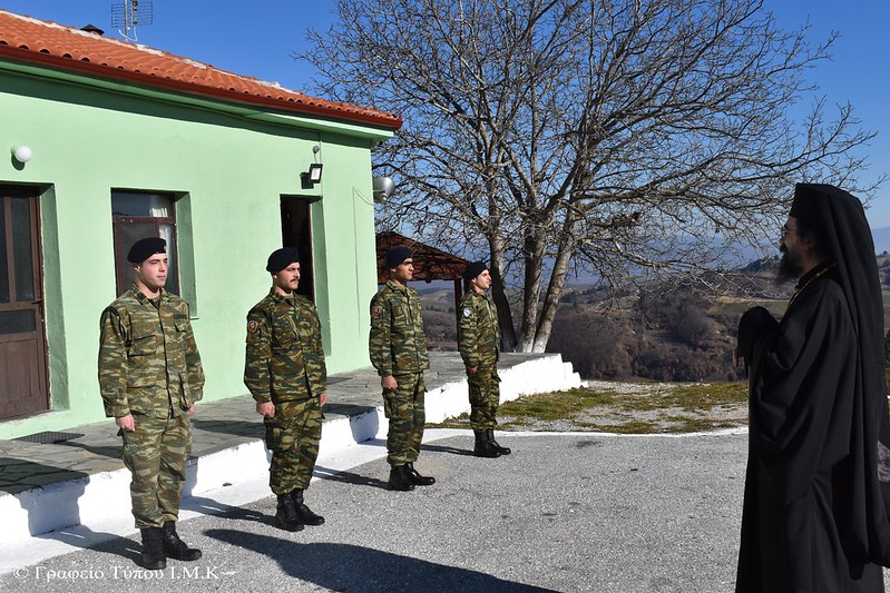 Ο Μητροπολίτης Καστορίας με τον Αρχηγό του Γ.Ε.Σ. στην Κρυσταλλοπηγή