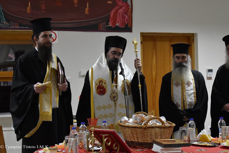 Ο Μητροπολίτης Καστορίας με τους Νέους της Μητροπόλεως του 