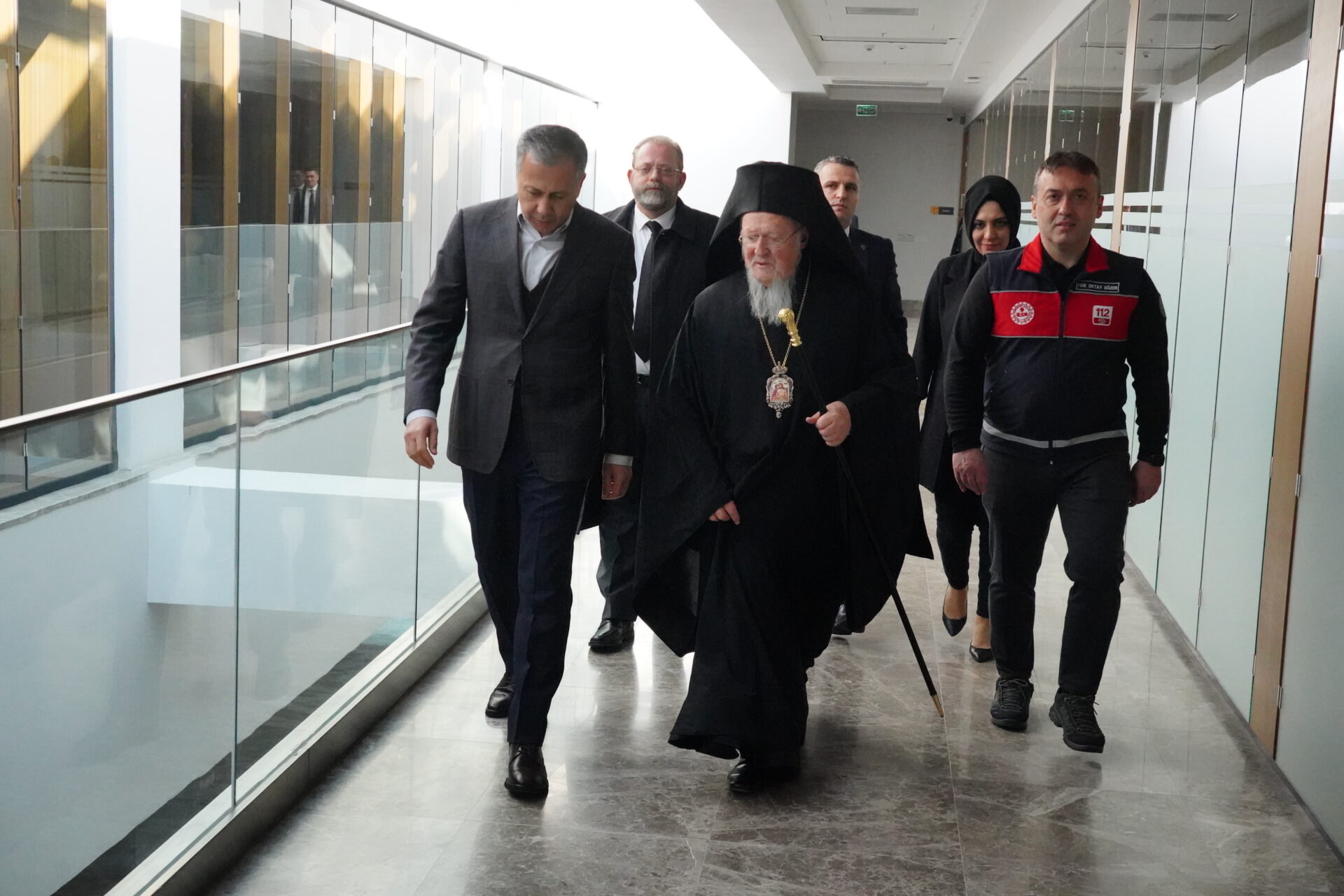 Έμπρακτη η στήριξη του Οικουμενικού Πατριάρχη προς του σεισμοπαθείς - Παρέδωσε οικονομική βοήθεια