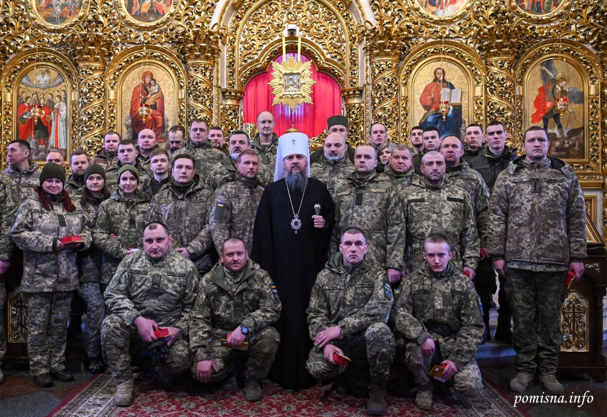 Στην επέτειο της ρωσικής επίθεσης, ο Μητροπολίτης Κιέβου Επιφάνιος προσευχήθηκε για τη νίκη και τίμησε τους υπερασπιστές της Ουκρανίας