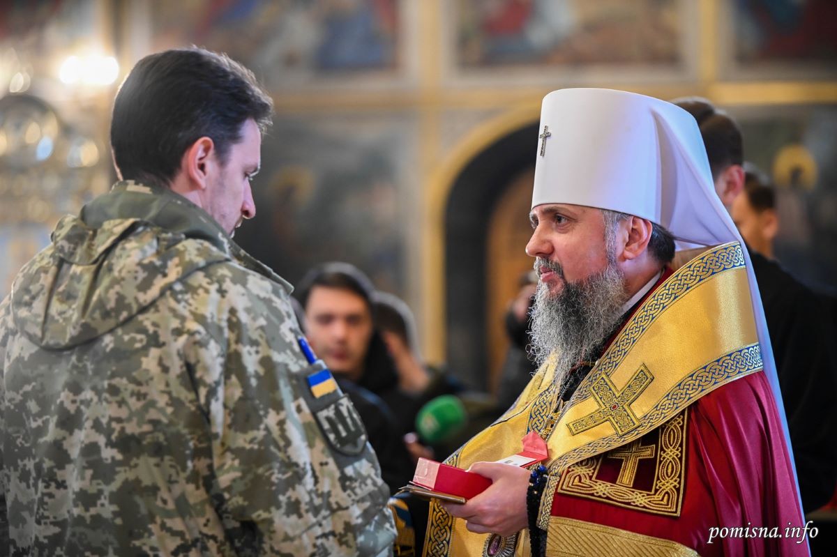 Στην επέτειο της ρωσικής επίθεσης, ο Μητροπολίτης Κιέβου Επιφάνιος προσευχήθηκε για τη νίκη και τίμησε τους υπερασπιστές της Ουκρανίας