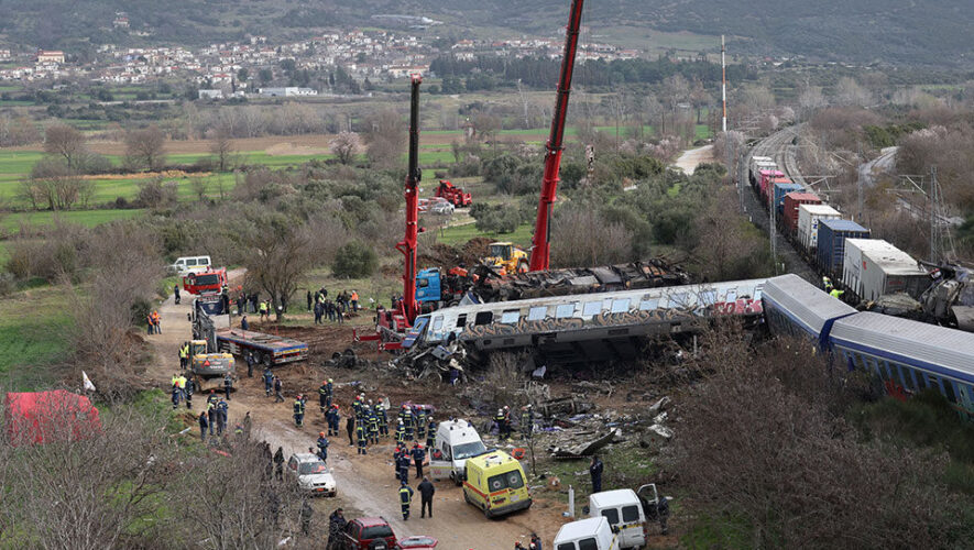 Σύγκρουση τρένων στα Τέμπη: Μεσίστιες οι σημαίες στα κτίρια της Κομισιόν