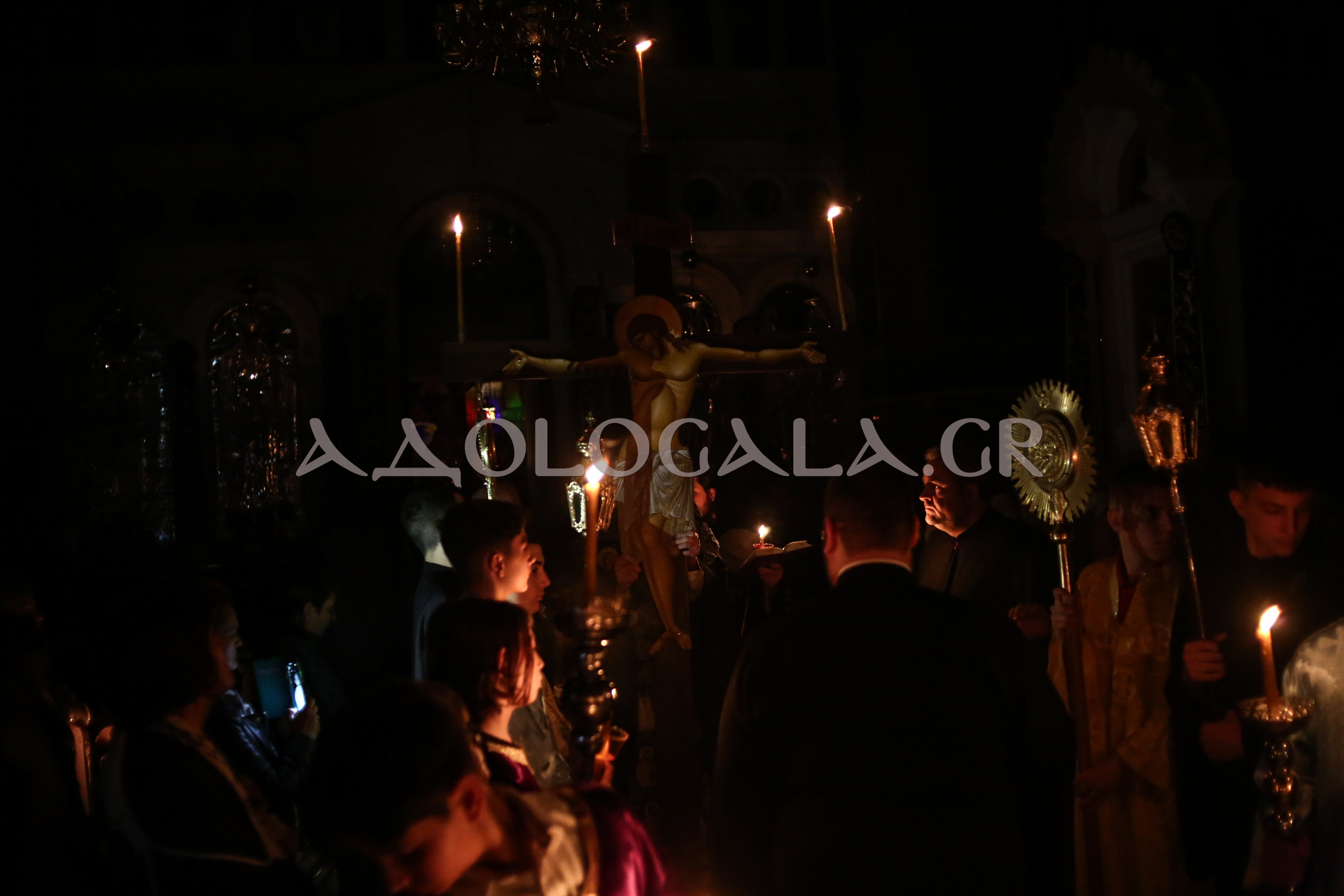 Κορύφωση των Παθών του Κυρίου - Η Ακολουθία των Αχράντων Παθών στον Άγιο Νικόλαο Πειραιώς (Φωτορεπορτάζ)