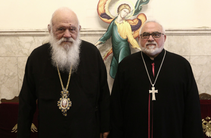 Ο Έξαρχος της Αρμενικής Καθολικής Εκκλησίας στην Ελλάδα Hovsep Bezazian στον Αρχιεπίσκοπο Ιερώνυμο