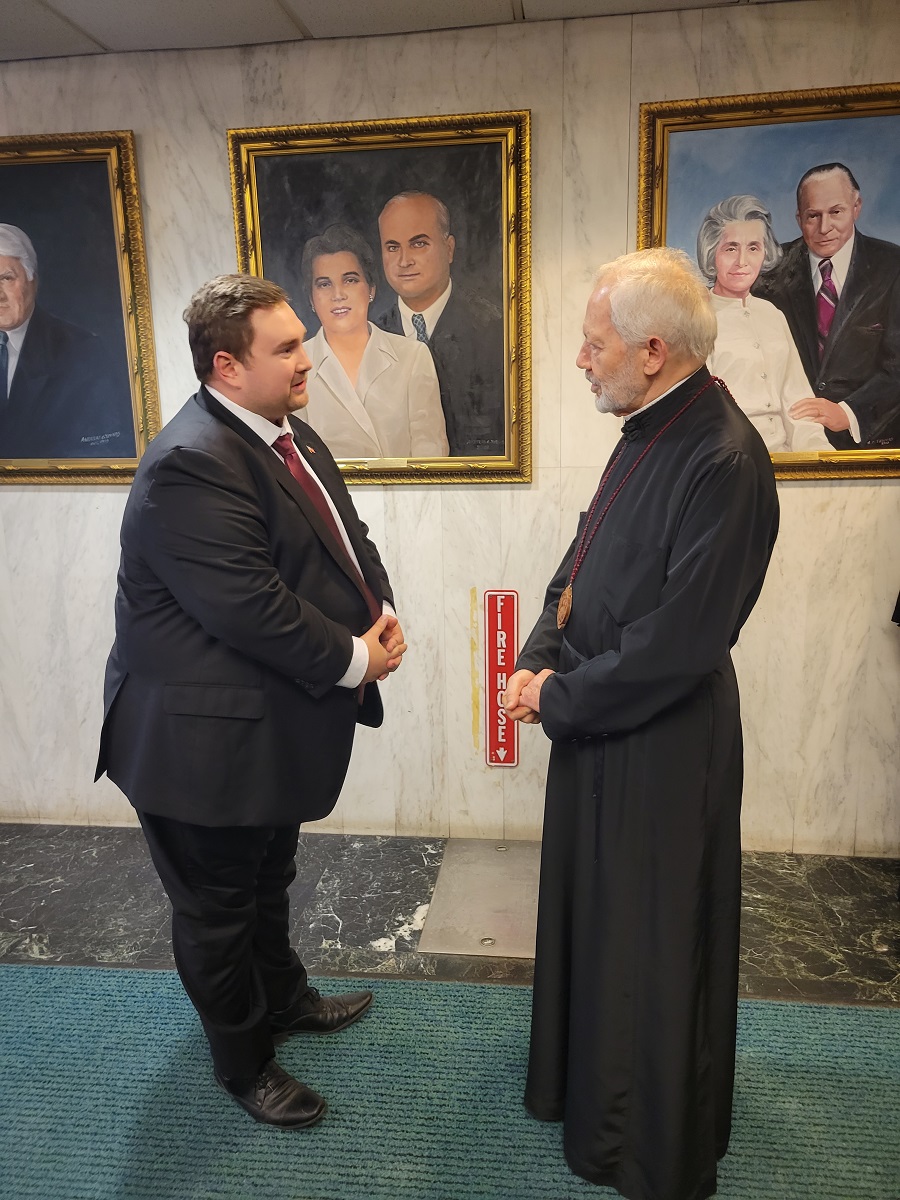 Ο Υπουργός Ιθαγένειας του Οντάριο Michael Ford στον Αρχιεπίσκοπο Καναδά Σωτήριο