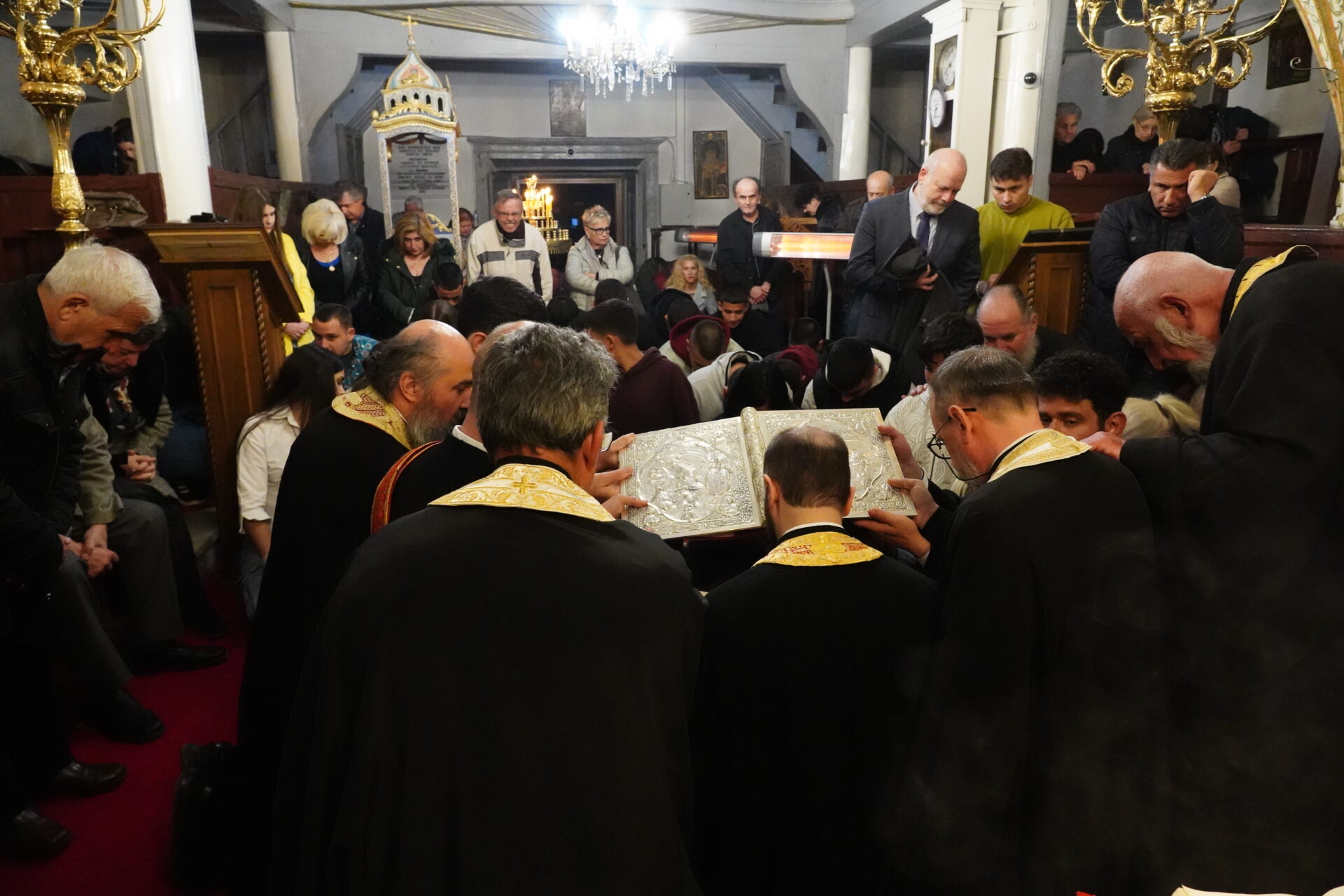 Οικουμενικός Πατριάρχης Δεμένοι στα πάτρια, τα όσια και τα ιερά του Γένους μας αντέχουμε και συνεχίζουμε