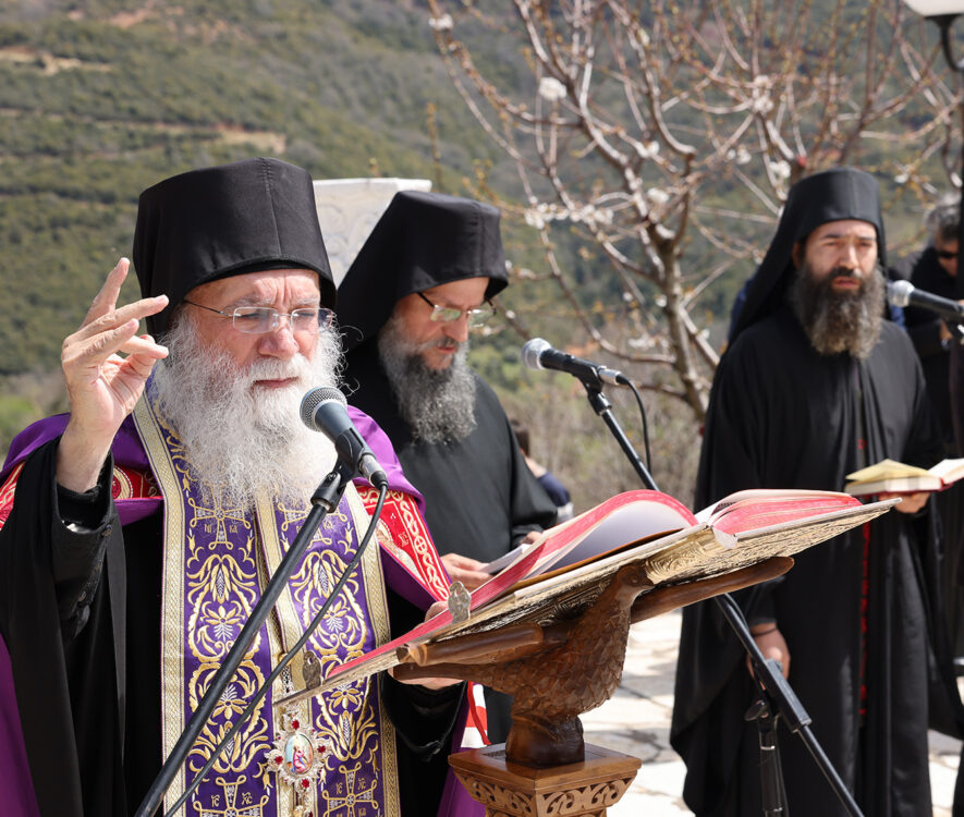 Πλήθος λαού στο Τρίκορφο για την αναπαράσταση των Παθών του Κυρίου (Φωτορεπορτάζ)