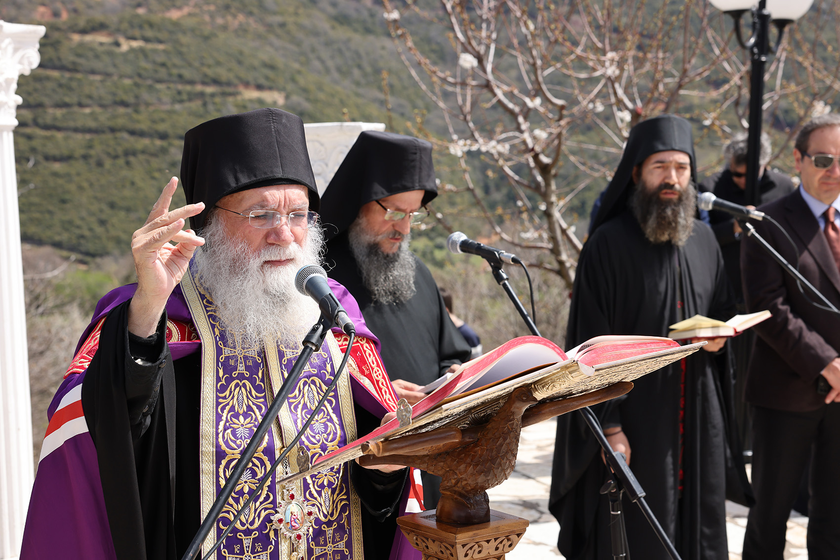 Πλήθος λαού στο Τρίκορφο για την αναπαράσταση των Παθών του Κυρίου (Φωτορεπορτάζ)