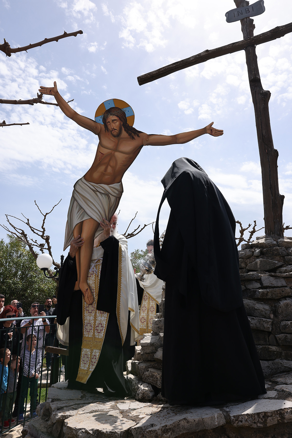 Πλήθος λαού στο Τρίκορφο για την αναπαράσταση των Παθών του Κυρίου (Φωτορεπορτάζ)