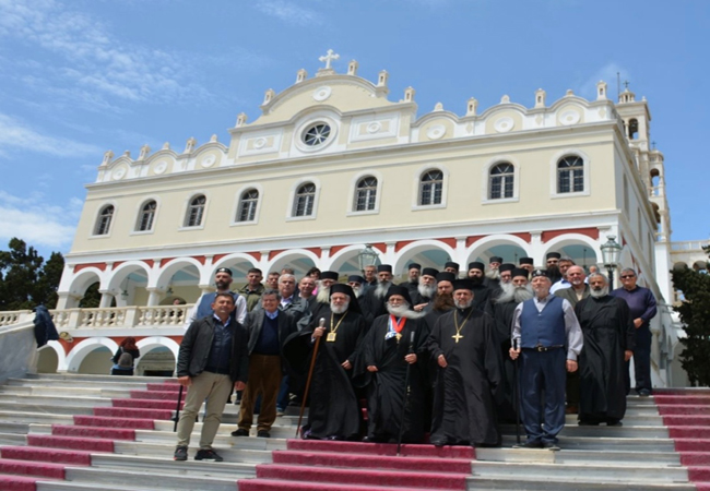 Αντιπροσωπεία της Ιεράς Κοινότητας του Αγίου Όρους υποδέχθηκε στη νήσο Τήνο ο Μητροπολίτης Δωρόθεος