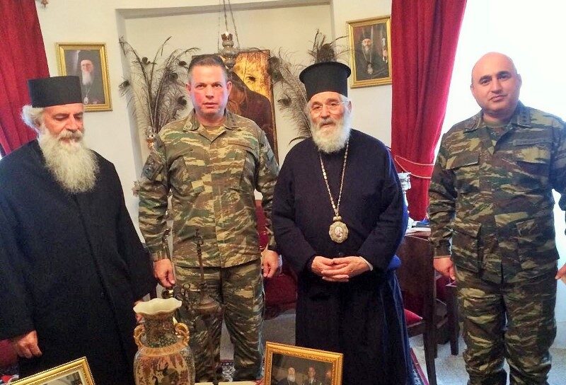 Στα πλαίσια της επισκέψεως αντηλλάγησαν αναμνηστικά δώρα, ενώ ο απερχόμενος Διοικητής ευχαρίστησε τον Μητροπολίτη για την αγαστή συνεργασία που υπήρχε κατά την διάρκεια της θητείας του. Ο Μητροπολίτης συνεχάρη τον απερχόμενο και νέο Διοικητή του Συντάγματος και τους ευχήθηκε «καλή δύναμη» στα νέα τους καθήκοντα.