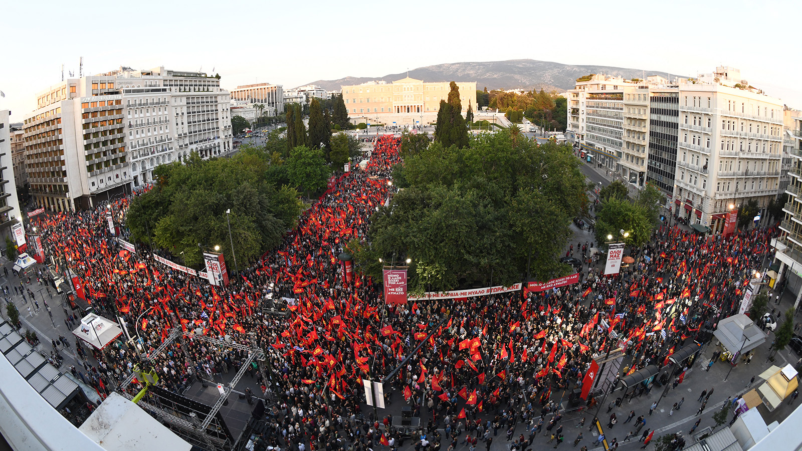Μεγάλη προεκλογική συγκέντρωση του ΚΚΕ στο Σύνταγμα - «ΤΩΡΑ ΚΚΕ» σχηματίστηκε στην κατακόκκινη πλατεία