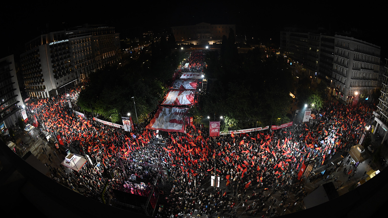 Μεγάλη προεκλογική συγκέντρωση του ΚΚΕ στο Σύνταγμα - «ΤΩΡΑ ΚΚΕ» σχηματίστηκε στην κατακόκκινη πλατεία