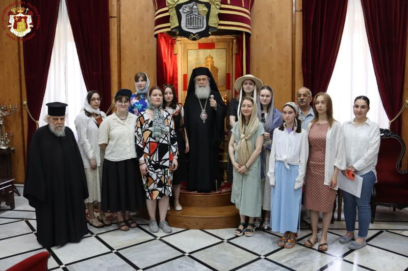 Η ομάδα συντηρήσεως της Ι.Μ. Τιμίου Σταυρού Ιερουσαλήμ στον Πατριάρχη Θεόφιλο