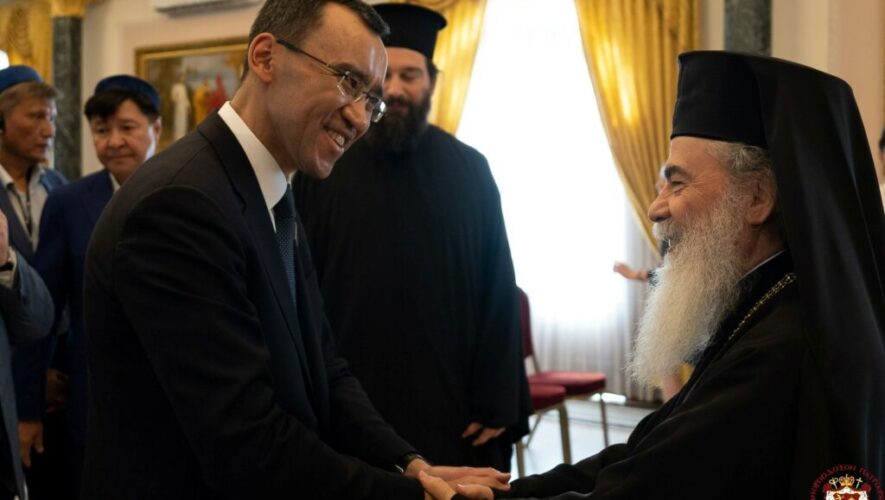 Ο επικεφαλής της γραμματείας παγκοσμίων θρησκευτικών ηγετών στον Πατριάρχη Ιεροσολύμων Θεόφιλο