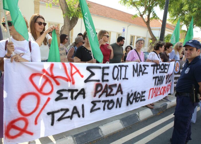Οργανωμένοι πολίτες έξω από Αρχιεπισκοπή, ζήτησαν καθαίρεση του τέως Μητροπολίτη Κιτίου