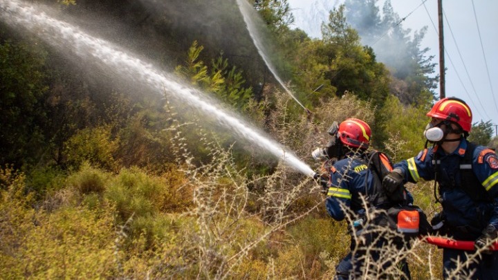 Μάχη με τις αναζωπυρώσεις δίνουν οι πυροσβεστικές δυνάμεις στη Ρόδο