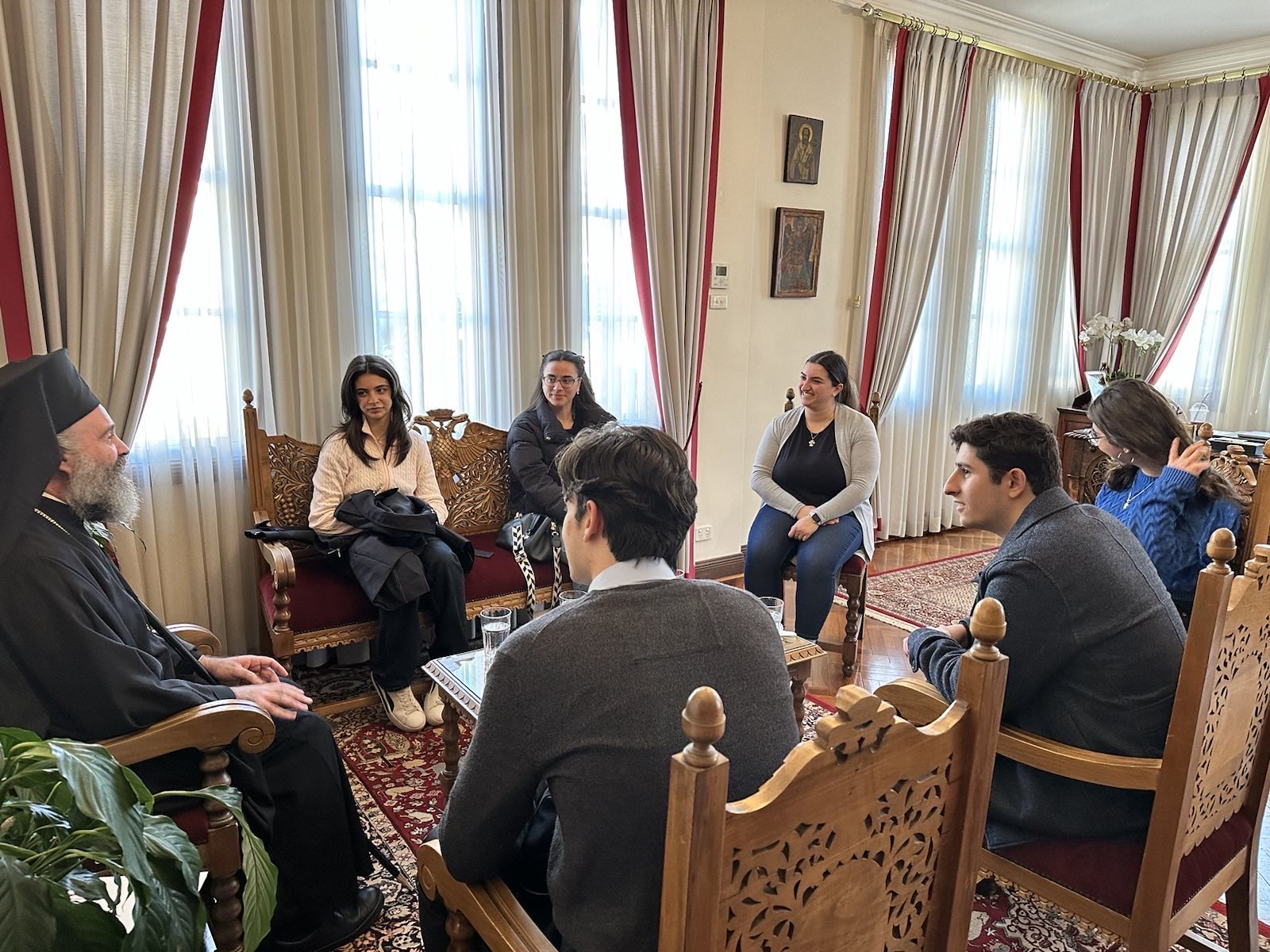 Μέλη της Κεντρικής Νεολαίας Μελβούρνης στον Αρχιεπίσκοπο Αυστραλίας Μακάριο