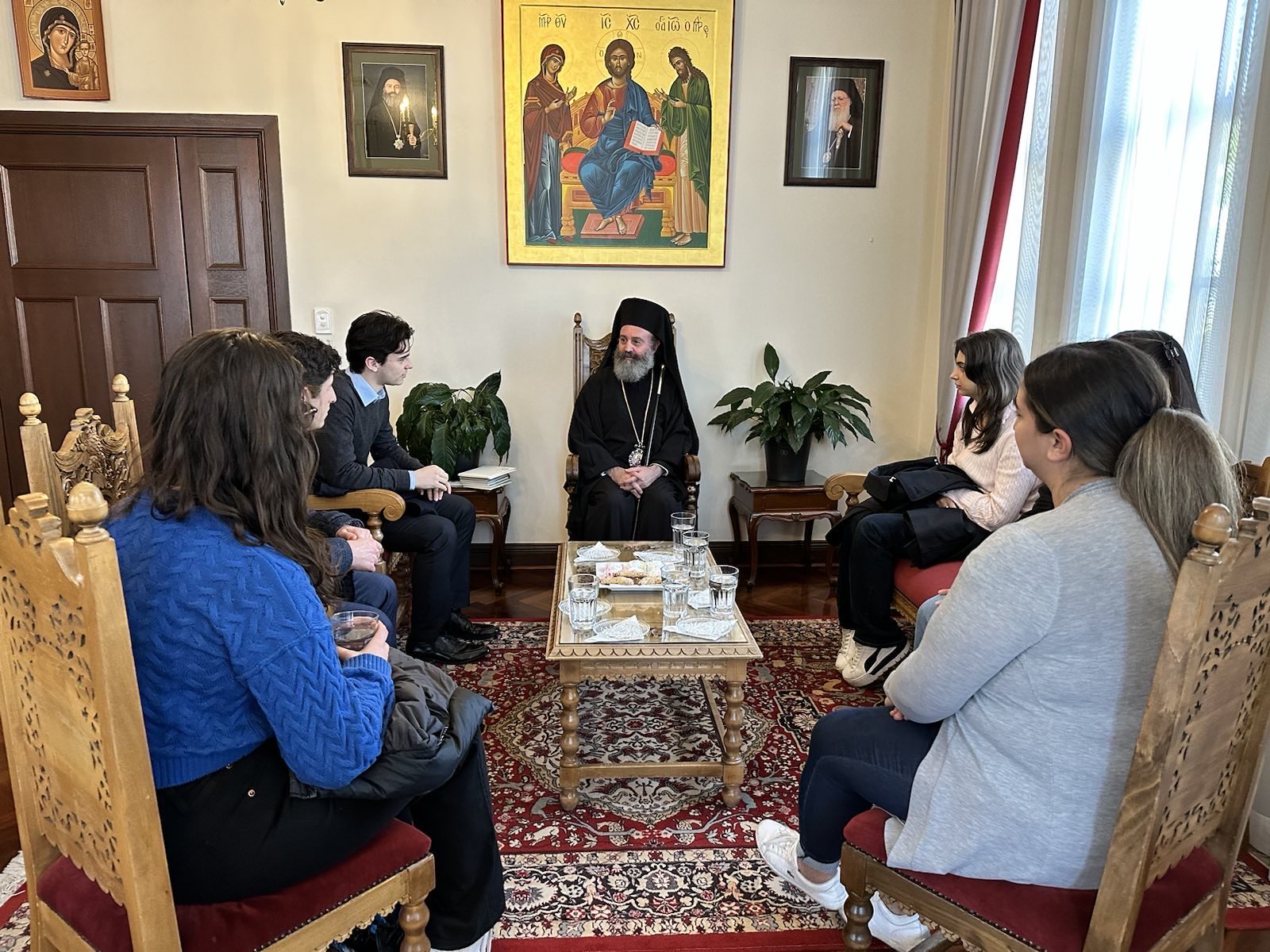 Μέλη της Κεντρικής Νεολαίας Μελβούρνης στον Αρχιεπίσκοπο Αυστραλίας Μακάριο