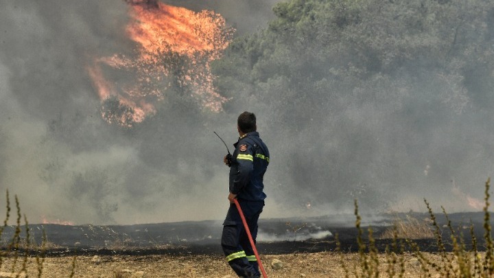 Σε εξέλιξη μεγάλη αναζωπύρωση στη Ρόδο - Εκκενώθηκαν οικισμοί σε Κέρκυρα και Κάρυστο