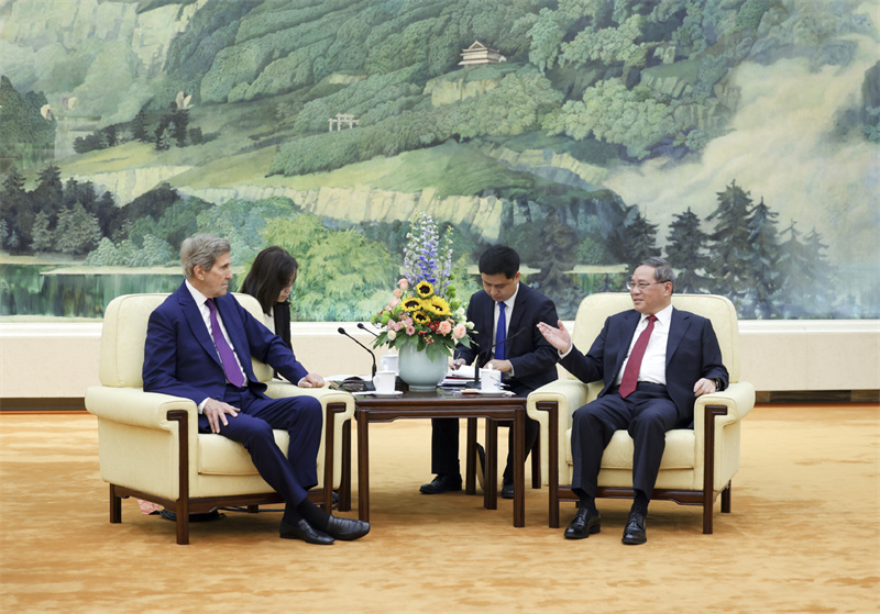 Τον απεσταλμένο των ΗΠΑ για το κλίμα Τζον Κέρι συνάντησε ο Πρωθυπουργός της Κίνας Λι Κιάνγκ στο Πεκίνο
