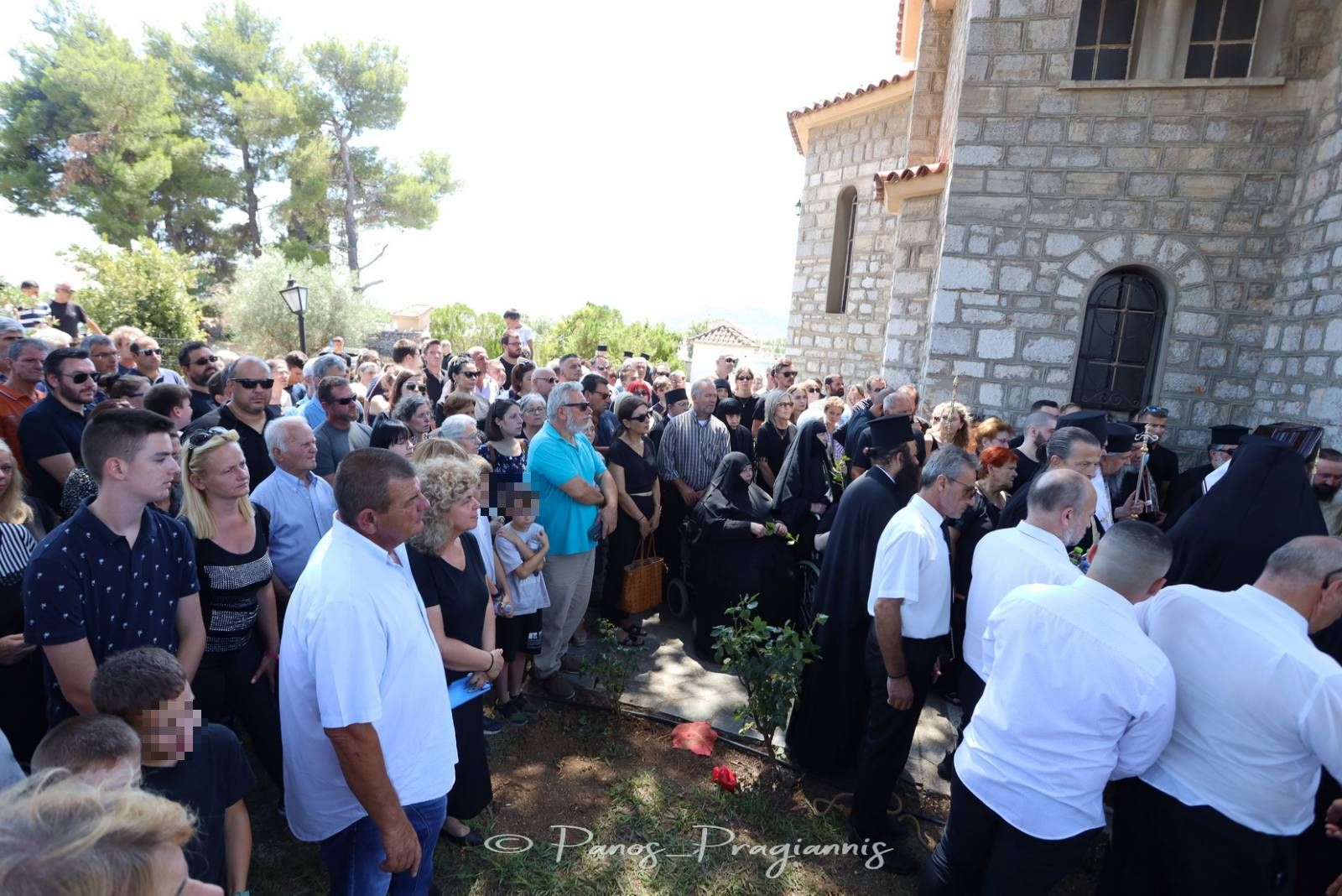Μια λαοθάλασσα πιστών προέπεμψε στην αιωνιότητα το πνευματικό παιδί του Αγίου Βησσαρίωνος του Αγαθωνίτη